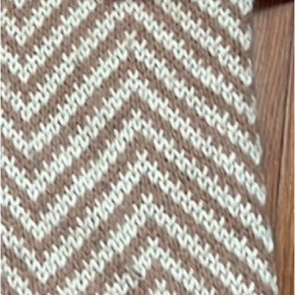 Ganni Chevron Pullover in Brown
MEGHAN MARKLE, TOPS - Picture 11 of 16